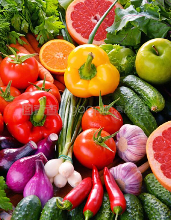 含有各種新鮮有機蔬菜和水果的成分